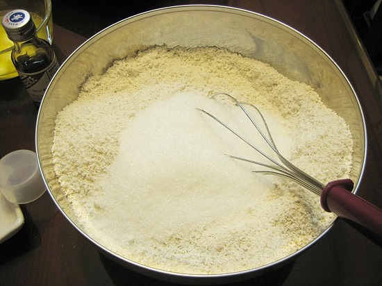 Trộn bột gạo nếp với đường
