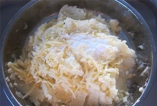 Nghiền nhuyễn khoai tây rồi cho các nguyên liệu vào trộn đều