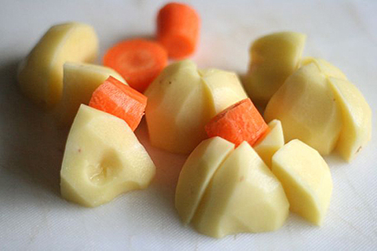 Sơ chế khoai tây, cà rốt
