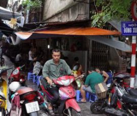 Thiên đường quà vặt giá rẻ chợ Đồng Xuân Hà Nội