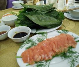 Gỏi cá hồi ăn kèm lá sa lăng - Đặc sản chỉ có ở Thanh Hóa