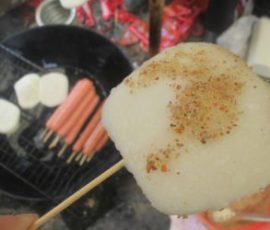 Món bánh lơ khoái ở chợ phiên Sà Phìn Hà Giang