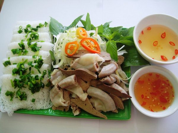 Thưởng thức bánh hỏi lòng heo Phú Long Bình Thuận
