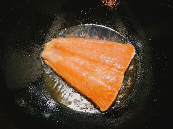 Đun bơ tan chảy sau đó cho miếng cá hồi vào áp chảo