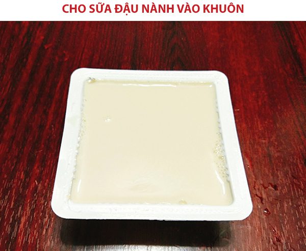 Cho sữa đậu nành vào khuôn