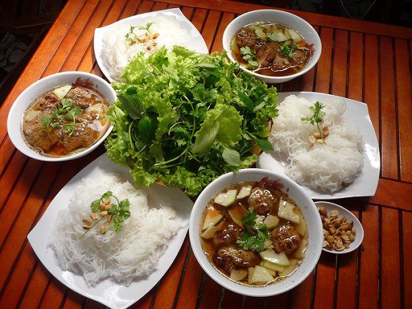 Thưởng thức bún chả