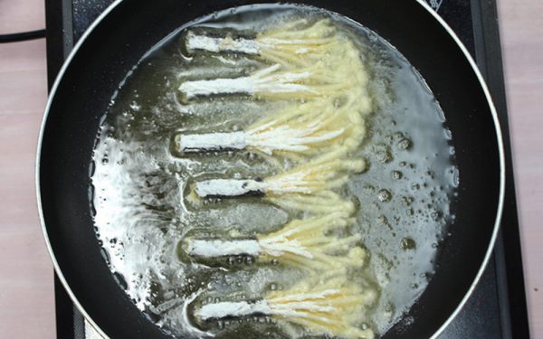 Nấu nấm với quá nhiều dầu mỡ có thể gây đầy bụng, trào ngược dạ dày.