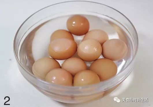 Cho trứng luộc chín vào thau nước có đá lạnh