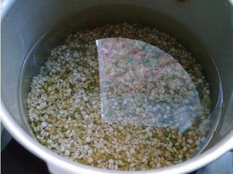 Cho hỗn hợp gạo nếp đậu xanh vào nồi nấu chín