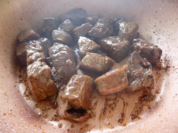 Đun nóng dầu cho thịt bò vào áp chảo