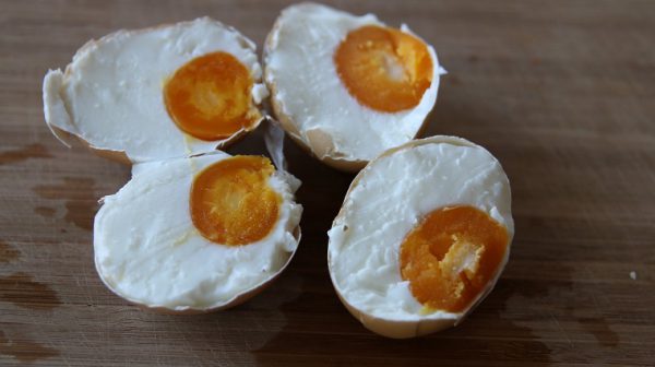 Cách làm trứng muối đơn giản tại nhà