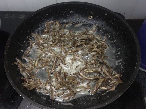 Làm cá khô xào chua ngọt