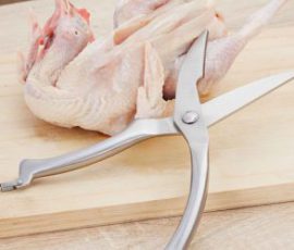 Bí quyết cắt thịt gà đơn giản bằng kéo