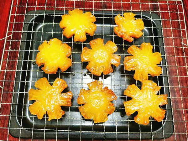 Xếp dứa lên giá sắt đem phơi nắng
