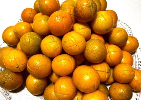 Quất rửa sạch rồi khứa 2 đường vuông góc trên quả quất