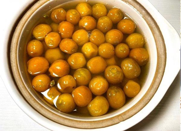 Ngâm quất trong nồi nước đường