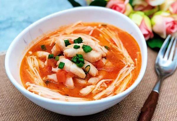 Món canh cá nấm kim châm vừa quen vừa lạ