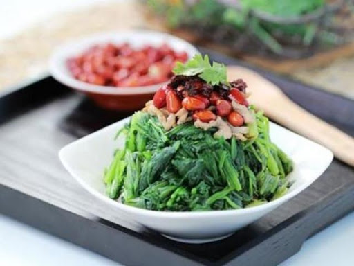 Cho rau bina trộn ra đĩa và cùng thưởng thức