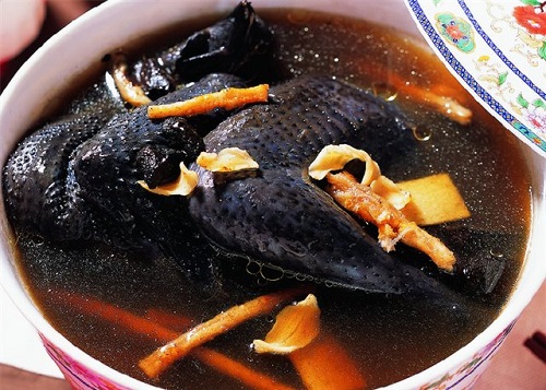Món gà ác hầm thuốc bắc