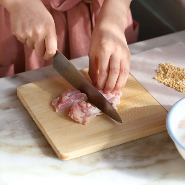 Cắt gà thành những miếng vừa ăn