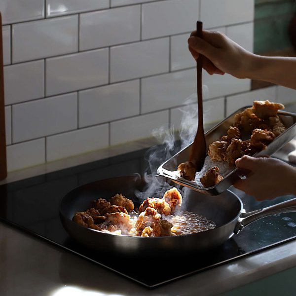 Đun sôi nước sốt rồi cho thịt gà vào đảo đều