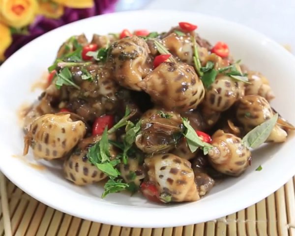 Món ốc xào me chua chua cay cay nhìn thôi đã thèm