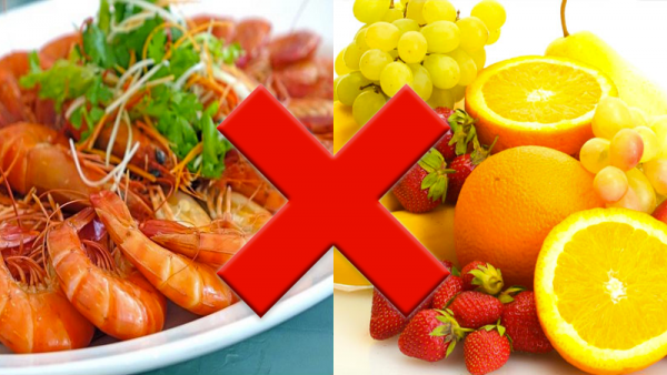 Không ăn chung tôm với hoa quả chứa vitamin C