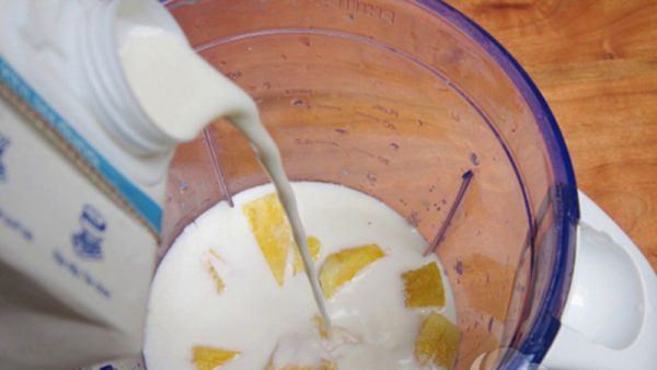 Cho các nguyên liệu vào máy xay nhuyễn