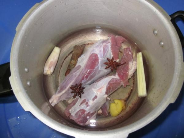 Làm sạch và luộc chín thịt bò