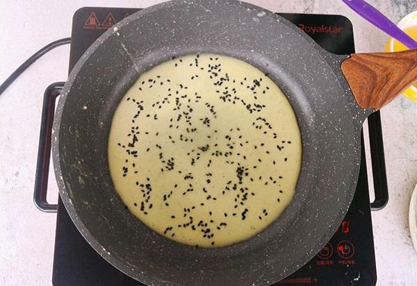Rắc đều vừng đen lên trên