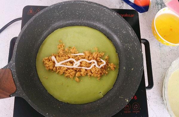 Thêm chà bông, xốt mayonnaise lên trên bánh rồi cuộn bánh lại