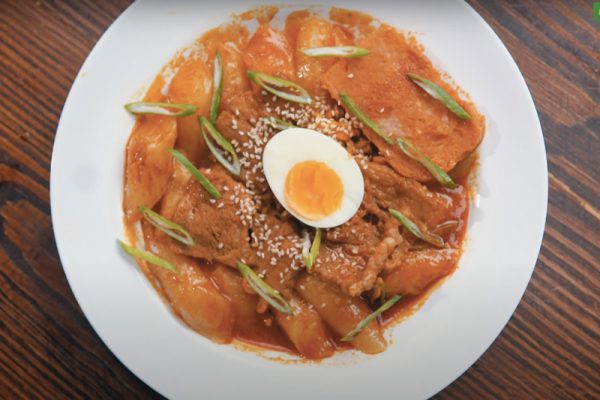 Món bánh gạo cay Tokbokki bằng bánh tráng