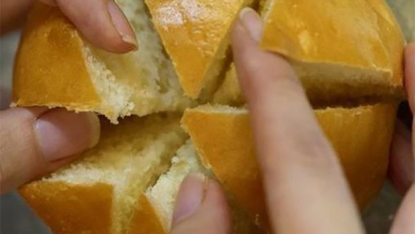 Cắt bánh mì làm 6 phần đều nhau