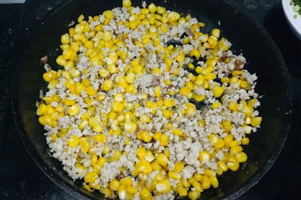 Xào chung thịt và bắp