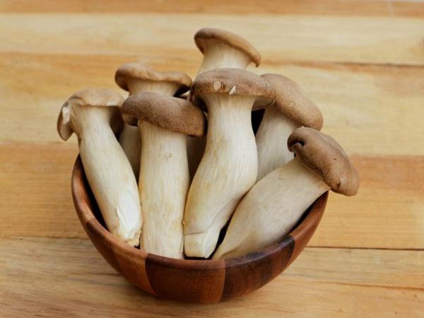 Nấm đùi gà rửa sạch bổ dọc