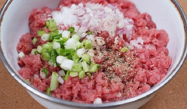 Ướp thịt bò cùng các gia vị