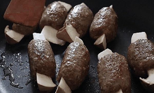 Đun nóng dầu cho các miếng chả bò vừa quấn vào chiên