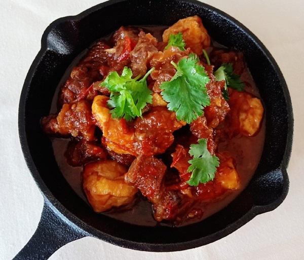 Món bò om đậu cà chua mềm thơm lạ miệng