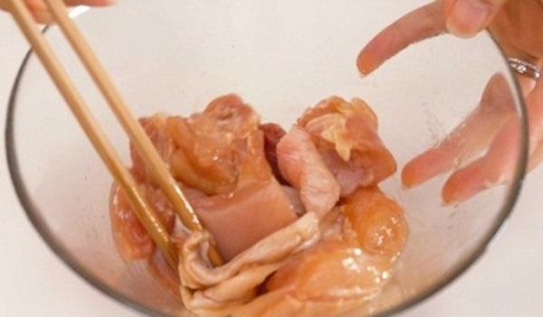 Thịt gà chặt miếng vừa ăn rồi ướp cùng gia vị