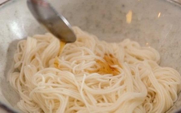Bún khô luộc chín rồi trộn cùng dầu mè