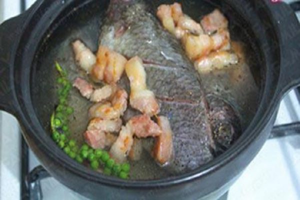 Xếp đều cá rô đồng vào nồi thịt nêm nếm gia vị rồi kho chín