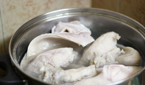 Tai heo làm sạch rồi luộc chín