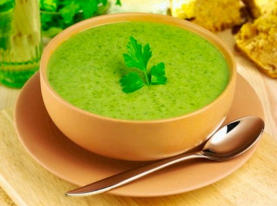 Múc cháo ra bát thêm dầu ăn của bé vào rồi cùng thưởng thức