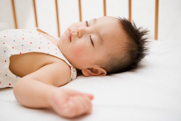 Trị mồ hôi trộm bằng lá lốt cho trẻ tại nhà
