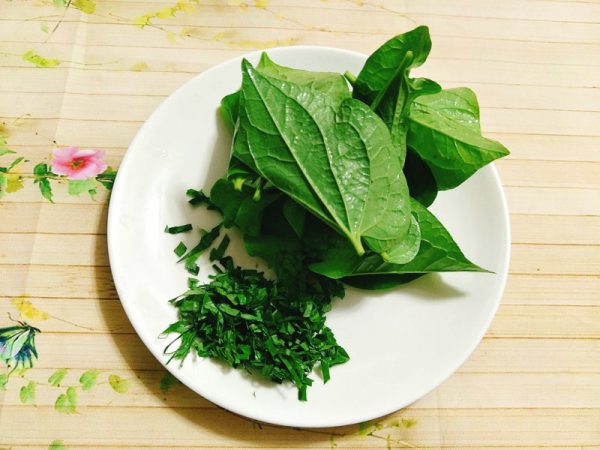 Cho bé ăn cháo lá lốt