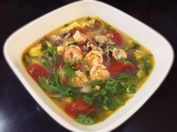 Món canh trứng hải sản đưa cơm ngày mưa lạnh