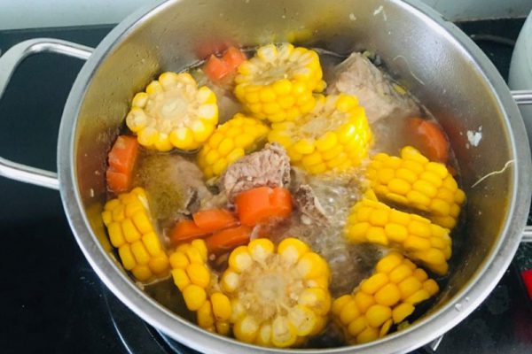 Cho thêm bắp ngọt vào nồi xương hầm chín mềm