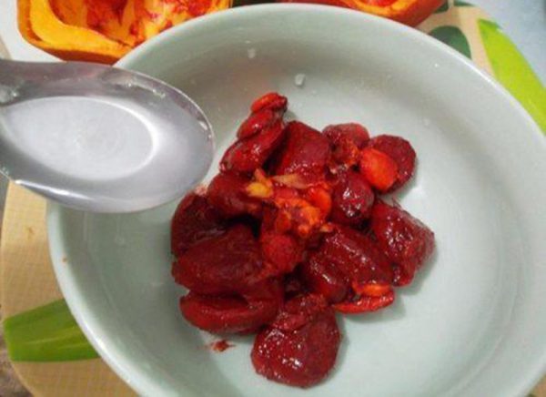 Hạt gấc tách lấy màng