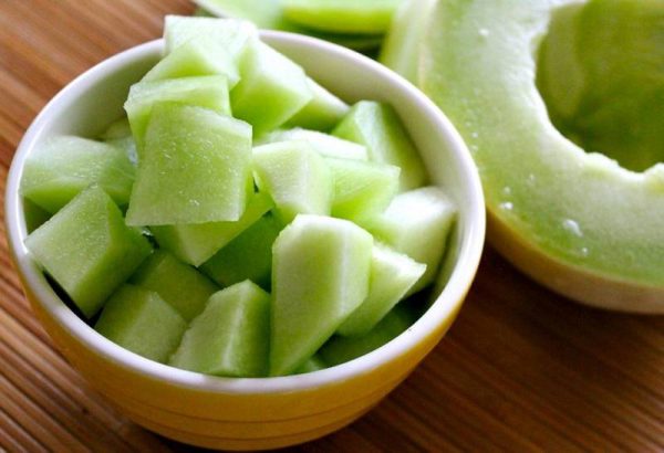 Dưa gang gọt vỏ bỏ phần hột rồi cắt miếng vừa ăn