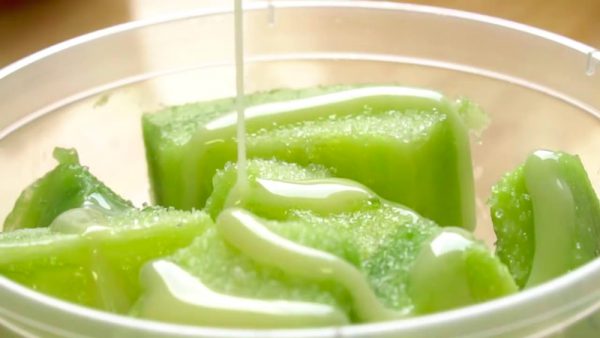 Cho dưa gang đường và sữa vào tô dầm nhuyễn